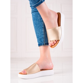 Encor Chinelos dourados na plataforma 1