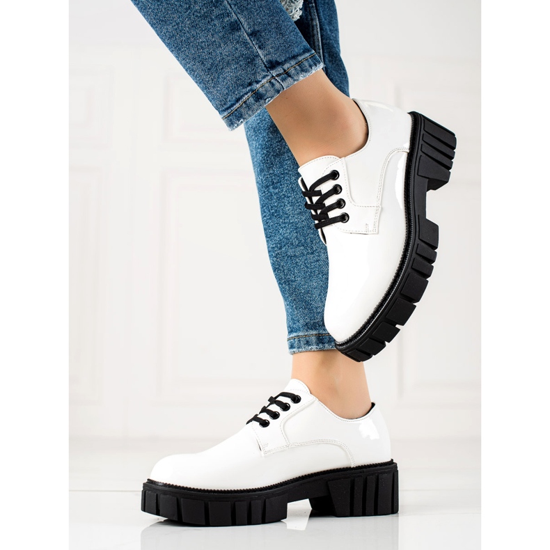 Sapatos brancos na plataforma La.Fi 1