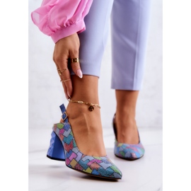 Bombas de couro em uma barra Maciejka 05427-06 multicolorida azul 1