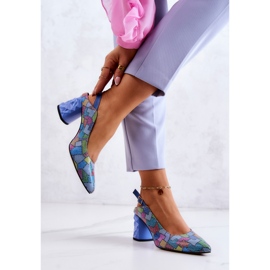 Bombas de couro em uma barra Maciejka 05427-06 multicolorida azul 2