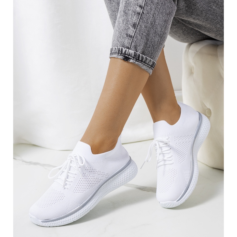 Os tênis esportivos brancos de Michael 2