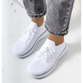 Os tênis esportivos brancos de Michael 1