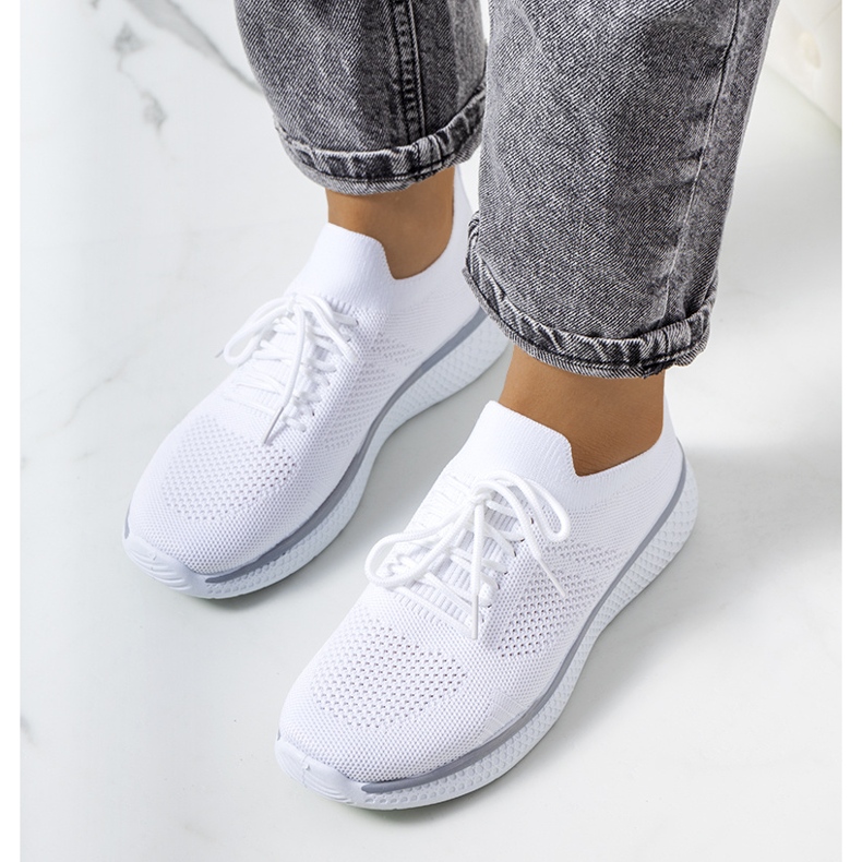 Os tênis esportivos brancos de Michael 1