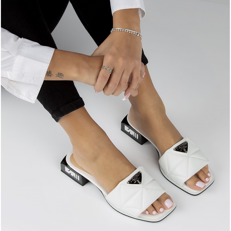 Chinelos de couro Filippo DK3905 / 22 Wh branco 1