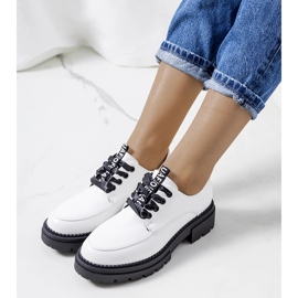 Sapatos femininos brancos Merivale 2