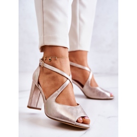 Sergio Leone Sandálias de couro em um Golden Lorita Bar dourado 2