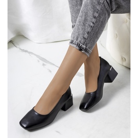 Sapatos de couro preto no poste Vasila 1