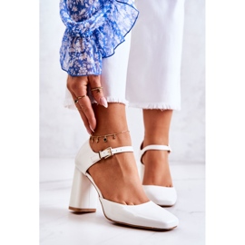 PG1 Bombas lacadas da moda em uma barra branca maoris branco 1