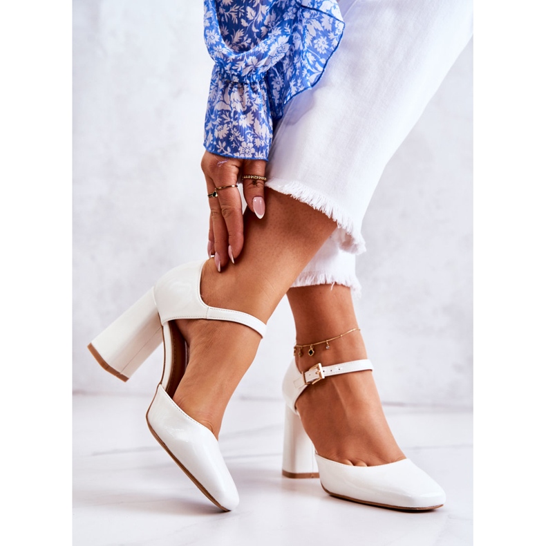 PG1 Bombas lacadas da moda em uma barra branca maoris branco 2