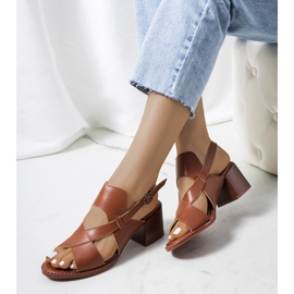 Sandálias de couro marrom no poste Destina castanho 1