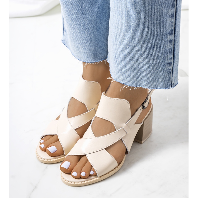 Sandálias de couro bege no poste Destina 1