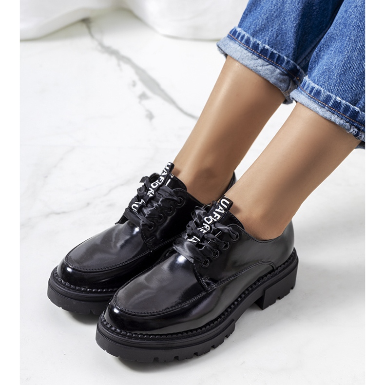 Sapato preto lacado, Aike 1