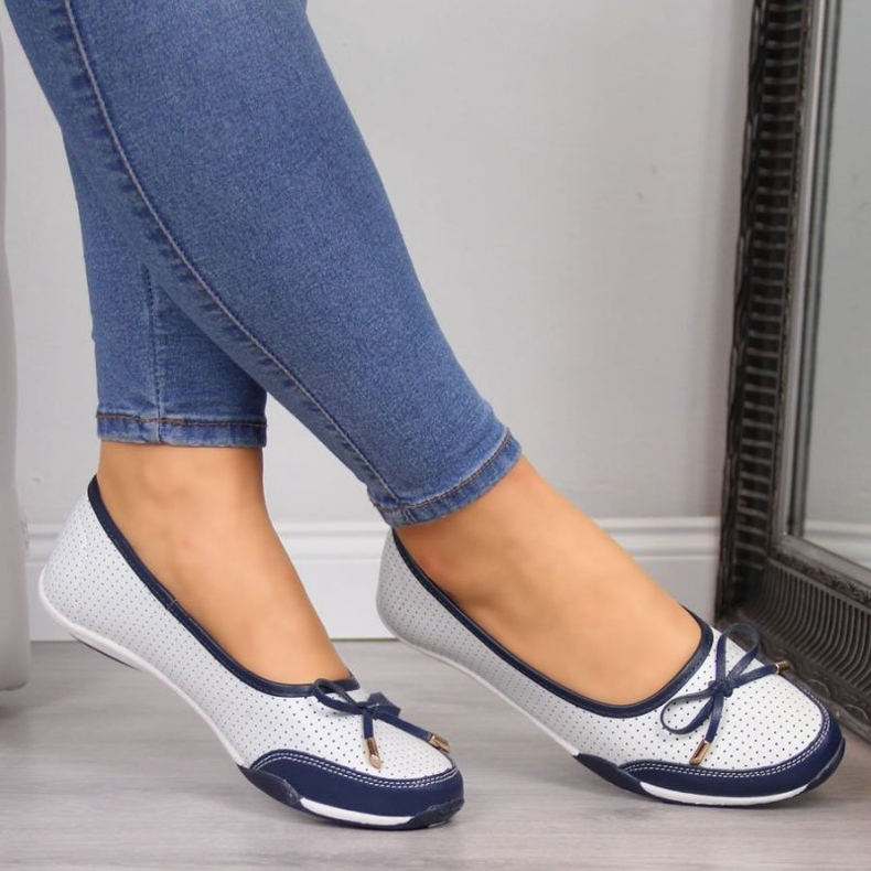 Bailarinas femininas de couro branco a céu aberto eVento 2