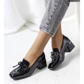 Sapato salto alto lacado preto Monisha 1