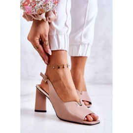 S.Barski Sandálias Fiorine bege em um bar 1