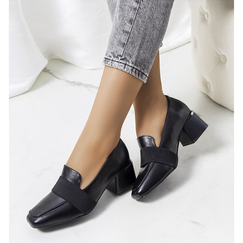 Brogues pretos no posto de Thoma 1