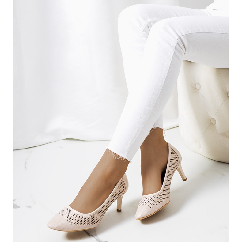 Alfinetes a céu aberto bege e dourado 1