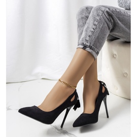 Salto preto com recortes decorativos Anthe 1