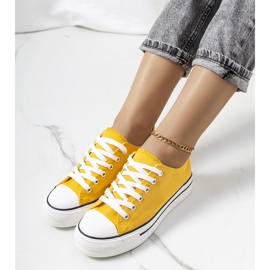 Tênis amarelo na plataforma Wessel 1