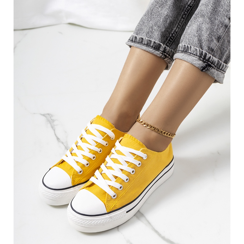 Tênis amarelo na plataforma Wessel 1