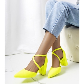 Bombas amarelas neon no poste Hassing amarelo 1