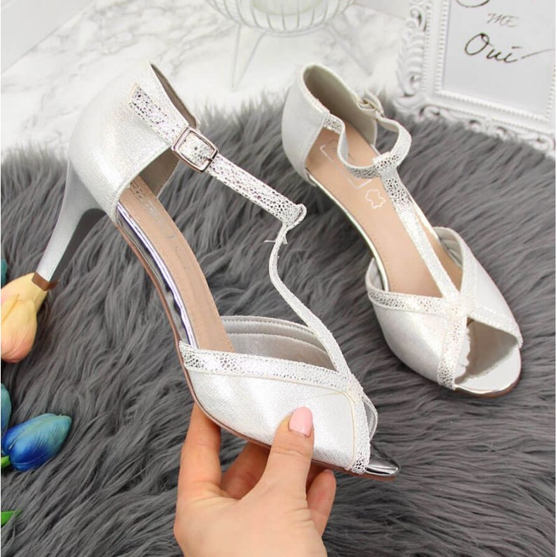 Elegantes sandálias de dedo aberto prateadas W Filippo 1