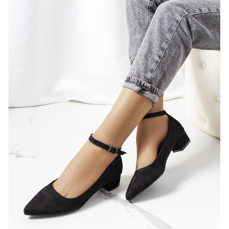 Bombas pretas no pilar Samira preto 1