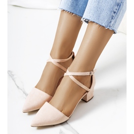 Bombas bege no posto Hyde 1