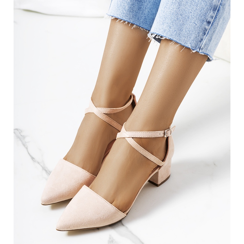 Bombas bege no posto Hyde 1