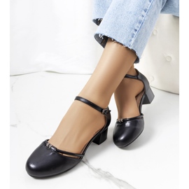 Bombas pretas em um post baixo de Lynden preto 1