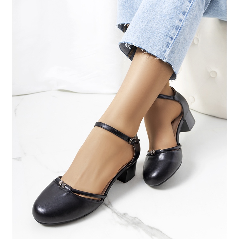 Bombas pretas em um post baixo de Lynden preto 1