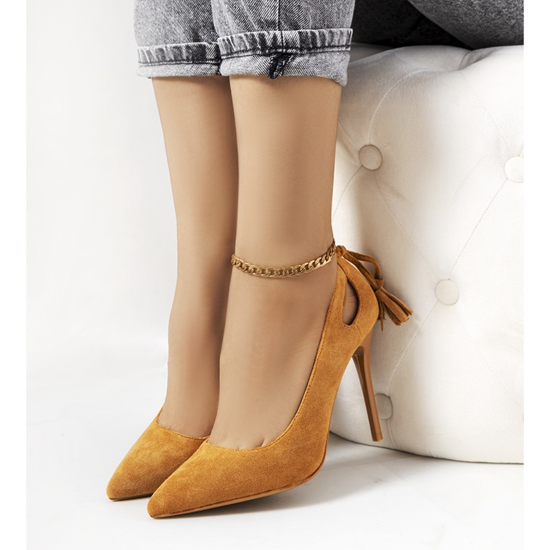 Salto marrom com recortes decorativos de Anthe 2