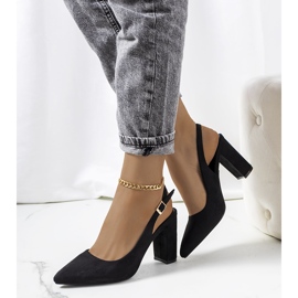 Scarpin preto com salto aberto da Leest 1