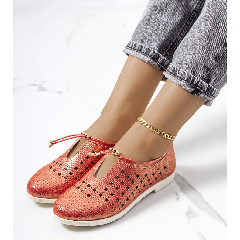 Os sapatos vermelhos a céu aberto da Cassinia marrom 1
