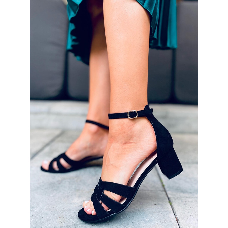 Sandália com salto preto Avium 2