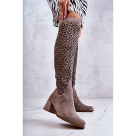 PA2 Botas de camurça com padrão vazado em bege escuro Hekilea castanho 1