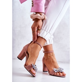 PA2 Sandálias de camurça em um bar com decoração rosa Milessa 2