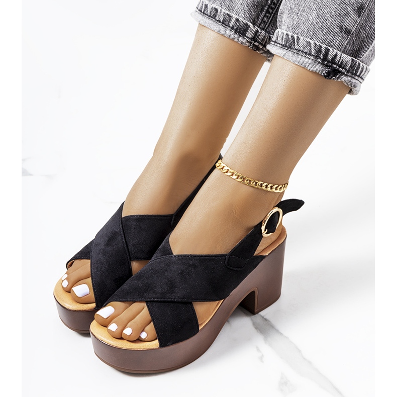 Sandálias pretas na plataforma da Capela preto 1