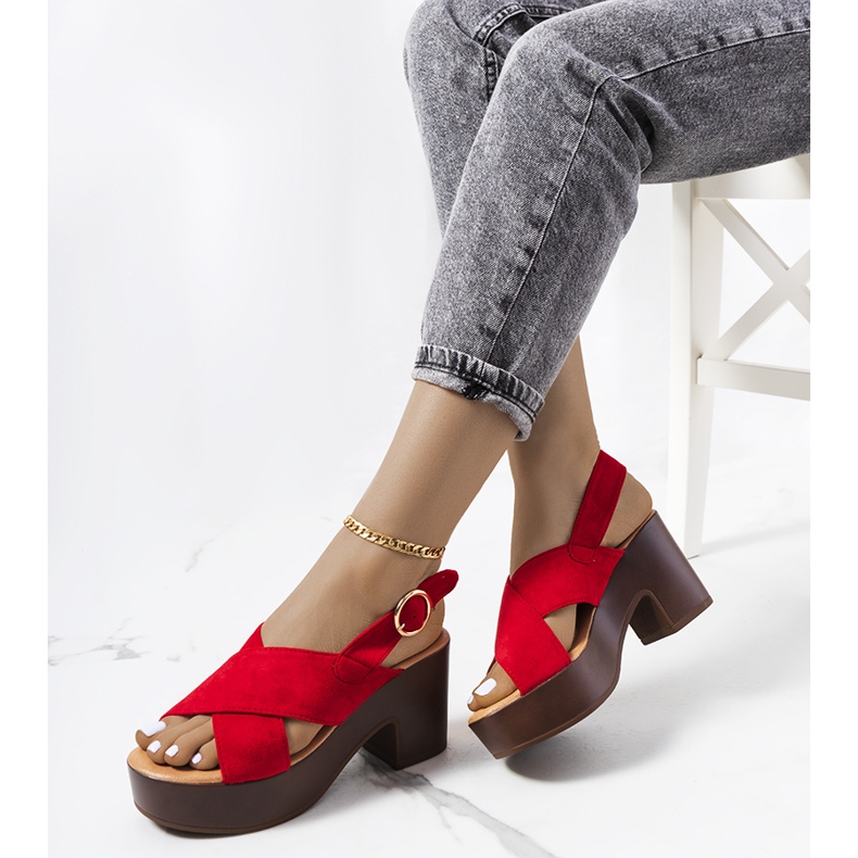 Sandálias vermelhas na plataforma da Capela vermelho 1