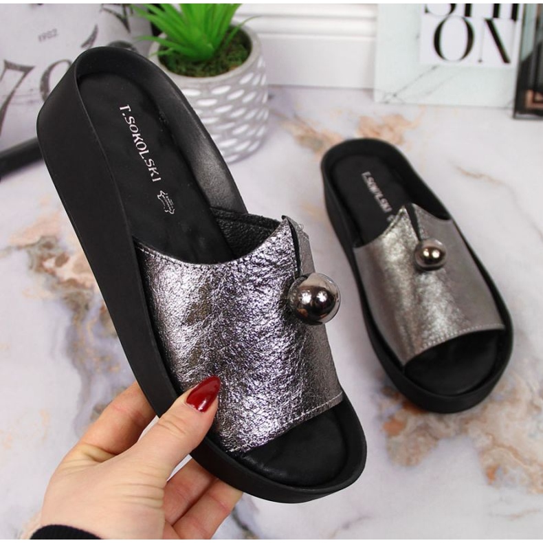 Chinelos de couro com uma bola decorativa T. Sokolski W SCA165A prata 1