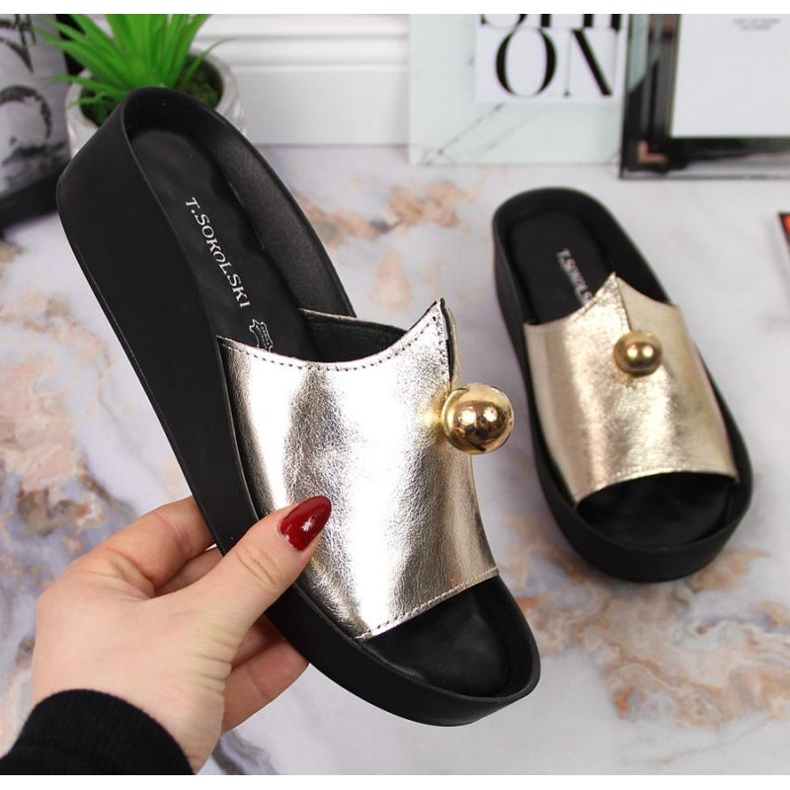 Chinelos de couro com bola decorativa T. Sokolski W SCA165B dourado 1