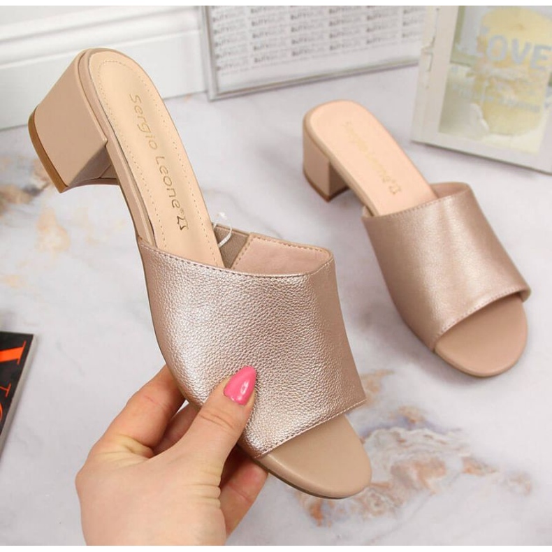 Chinelos no bloco Sergio Leone W SK375B bege 1