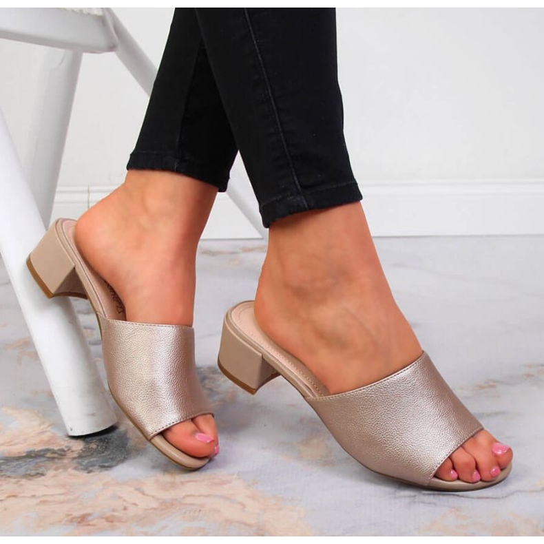 Chinelos no bloco Sergio Leone W SK375B bege 2