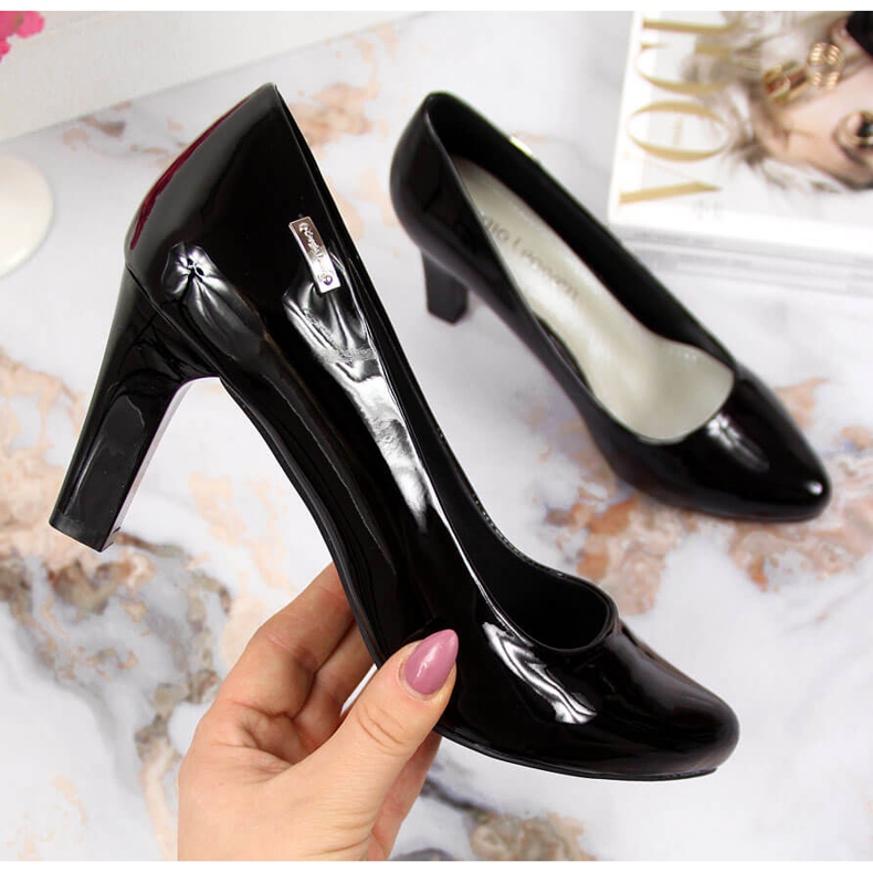 Sapatos pretos, poste lacado por Sergio Leone 2