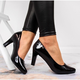 Sapatos pretos, poste lacado por Sergio Leone 1