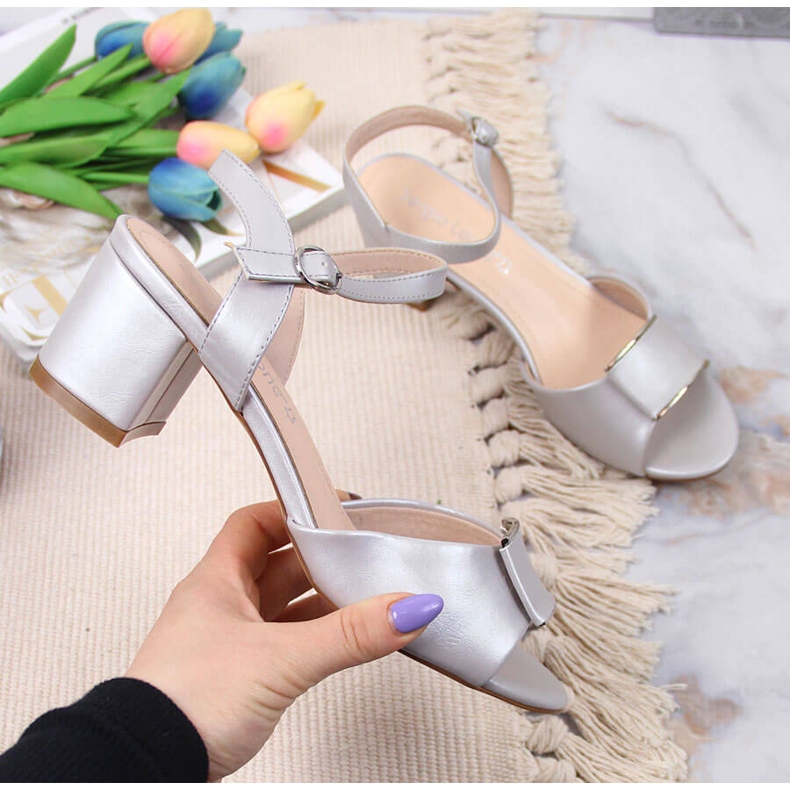 Sandálias prateadas no poste por Sergio Leone bege 1