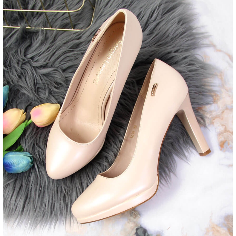 Bombas na plataforma bege claro pérola Sergio Leone 2