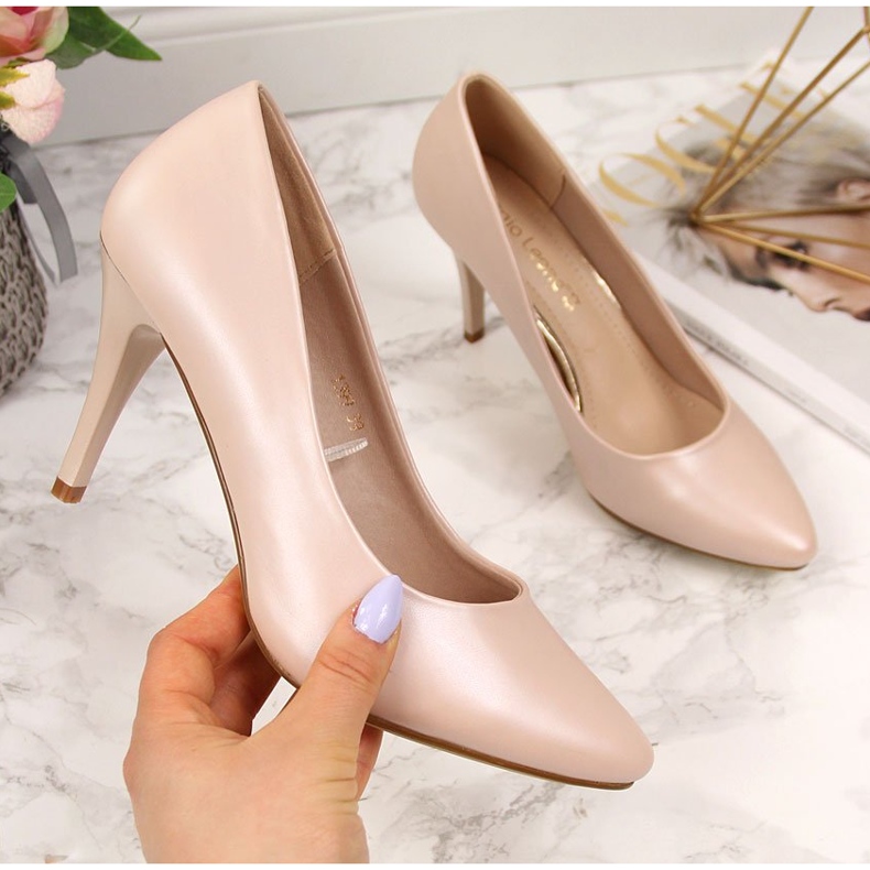 Bombas em um salto agulha bege pérola Sergio Leone 1