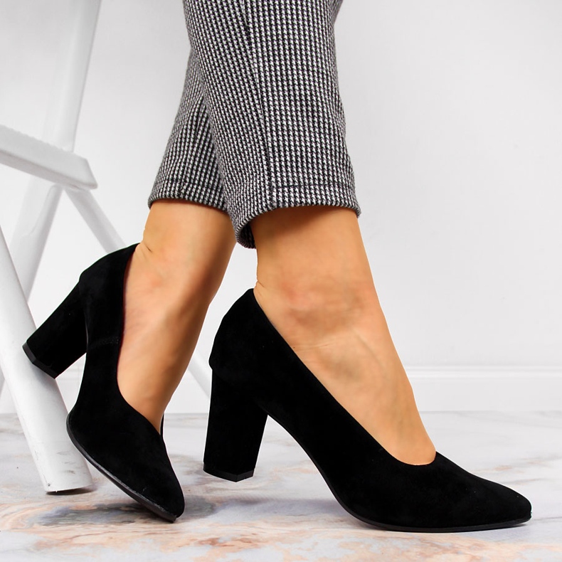 Bombas no poste de camurça preta Monique preto 2