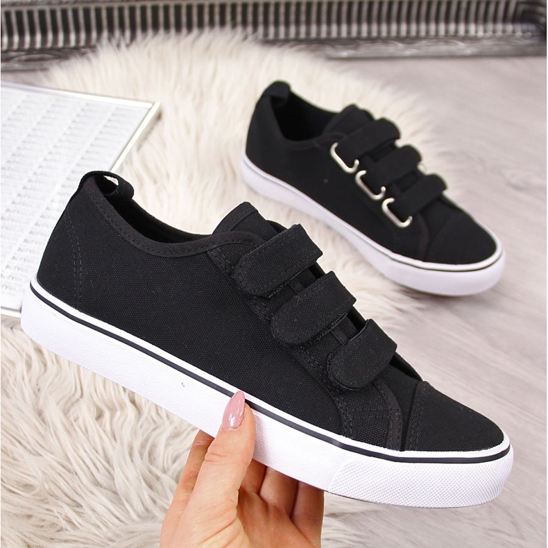 Tênis Atletico preto de tecido com velcro 2